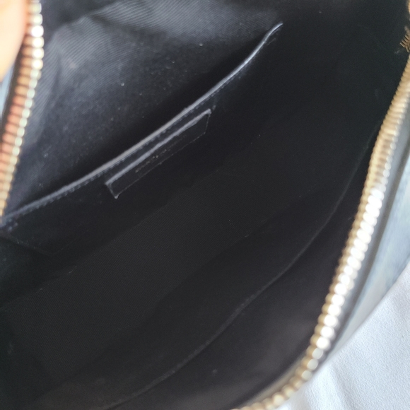 YSL Grain De Poudre Medium Classic Mono Camera Bag - Picture 3 of 11